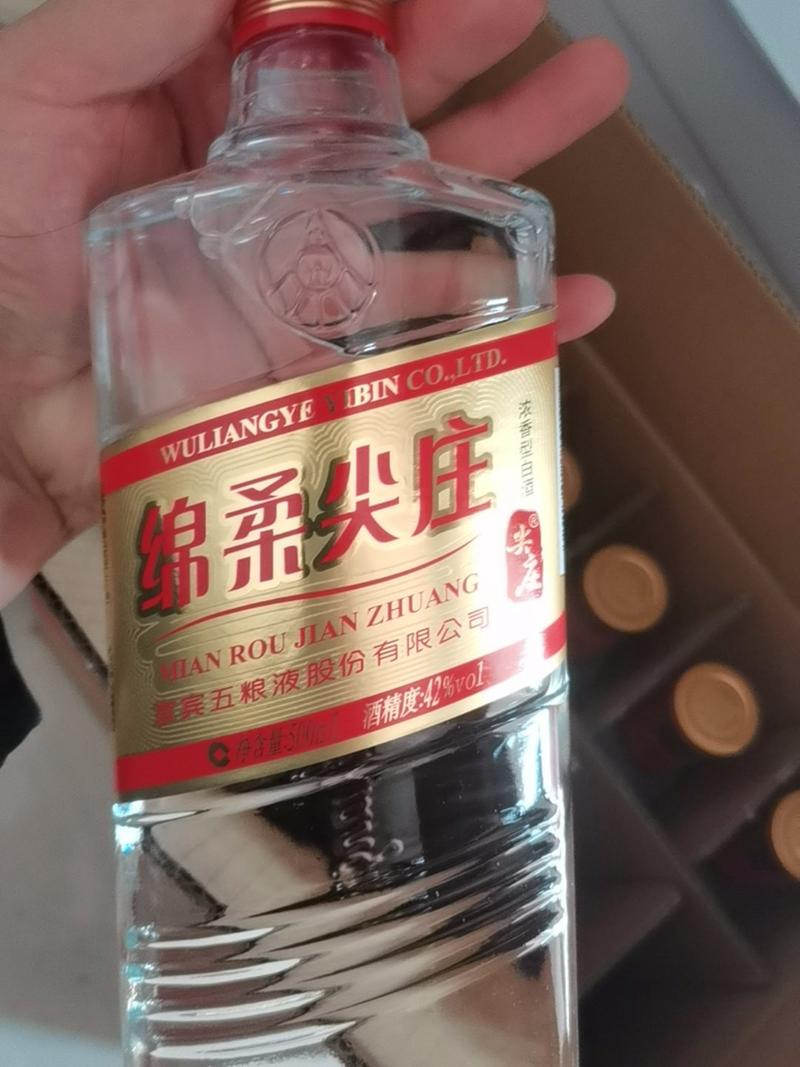 选白酒必看！白酒瓶身上的这3个“密码”，才是辨别纯粮酒的真招